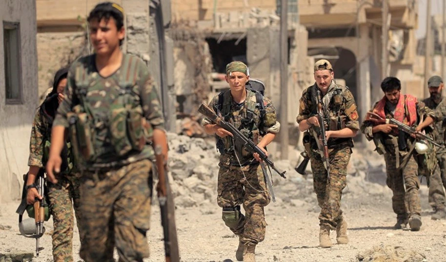 Fuerzas kurdas reanudan operaciones contra Daesh al este de Siria con el apoyo de EEUU, afirma jefe de las FDS.