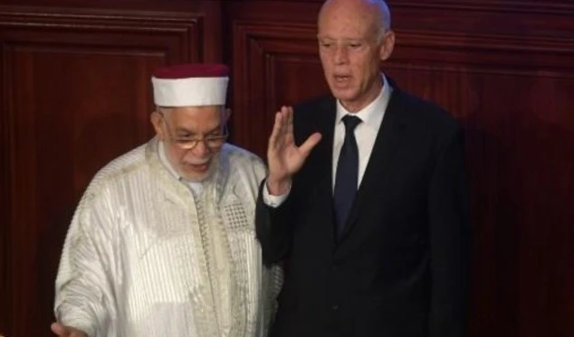 Nuevo presidente de Túnez presta juramento .