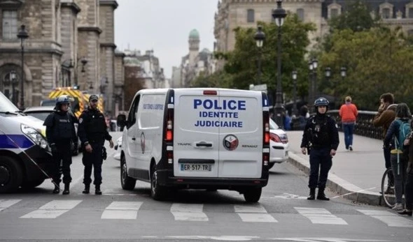 Al menos cuatro policías muertos en un ataque con cuchillo en París.