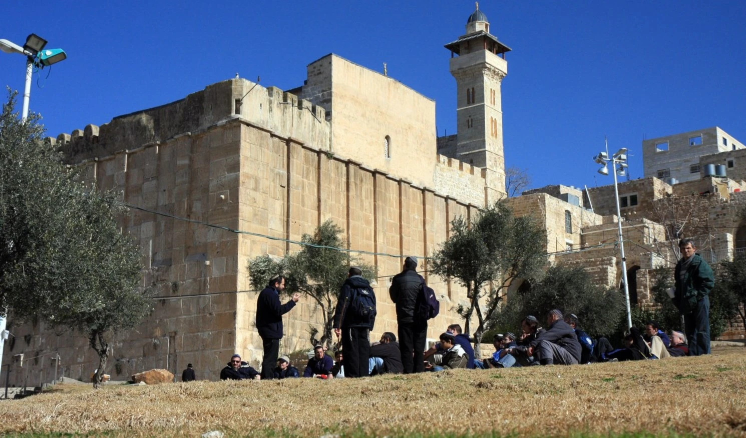 Autoridad Palestina denuncia decisión del régimen israelí de cerrar la Mezquita Ibrahimi por festividad judía.