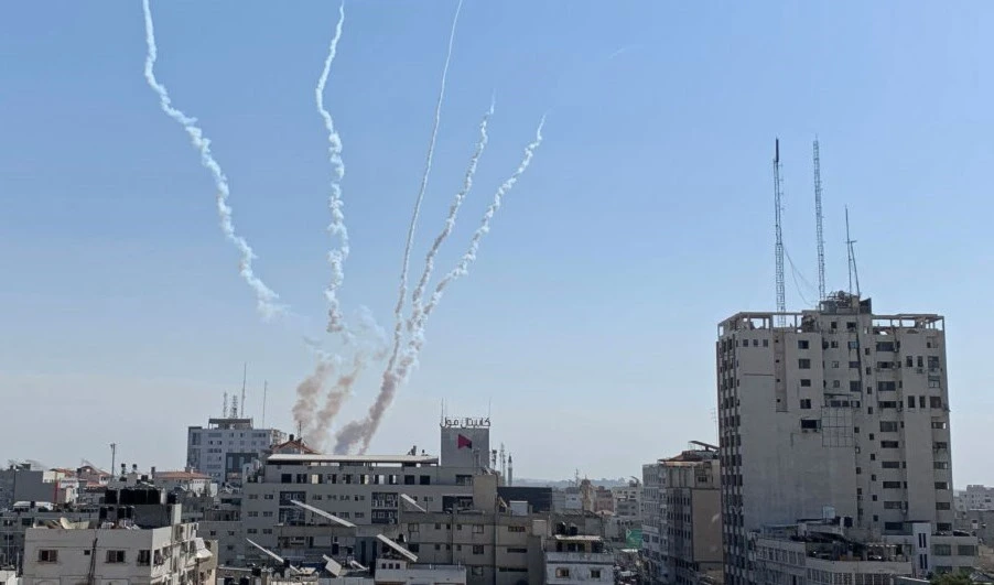 Horas después de entrado en vigor de alto al fuego disparan cinco cohetes desde Gaza hacia territorios ocupados.