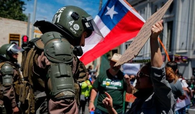 Enfrentamientos entre manifestantes y fuerzas policiales, otra jornada de protestas en Chile