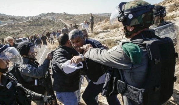 Palestinos se reúnen en la mezquita de Ibrahimi para contrarrestar intentos de judaizarla.