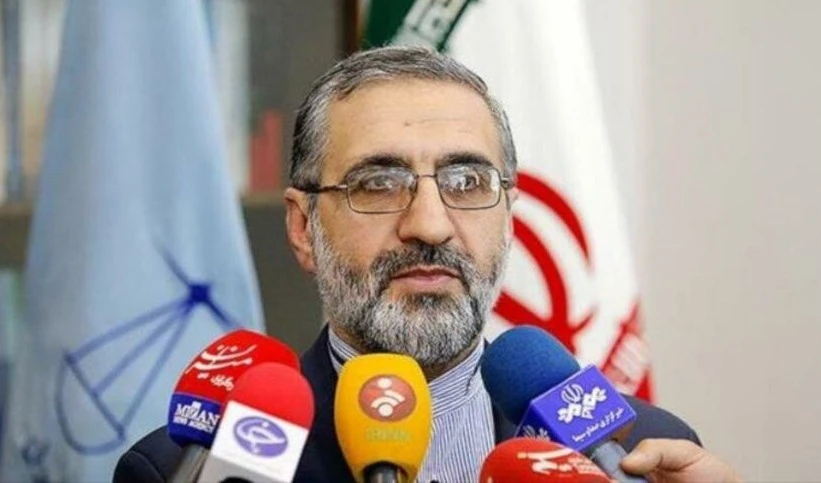 Agentes de seguridad iraníes capturan a promotores de disturbios.