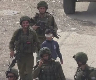 Ejército israelí arresta a niño palestino en Hebrón (+Video)