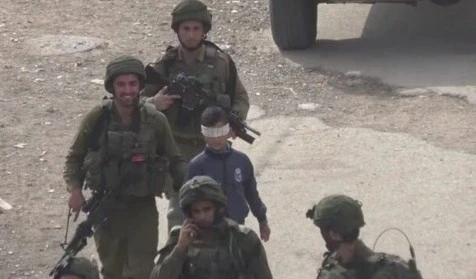 Ejército israelí arresta a niño palestino en Hebrón (+Video)