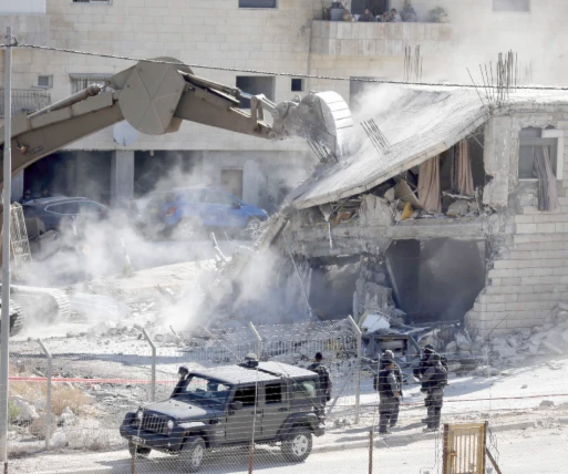 Ejército de ocupación demuele casas de palestinos acusados del presunto asesinato de un soldado israelí.