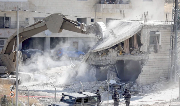 Ejército de ocupación demuele casas de palestinos acusados del presunto asesinato de un soldado israelí. Ejército de ocupación demuele casas de palestinos acusados del presunto asesinato de un soldado israelí.