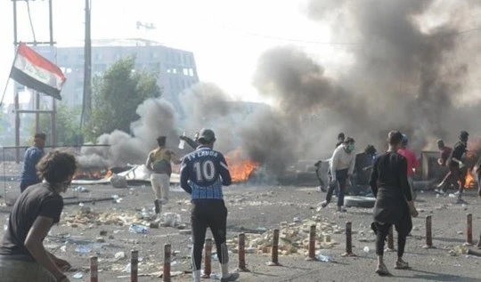 Fuerzas de seguridad iraquí advierten a alborotadores en las manifestaciones.