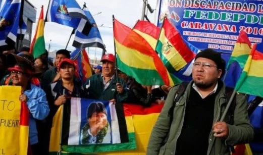Bolivia: Masivo apoyo a Evo Morales y rechazo a opositor en aeropuerto internacional El Alto