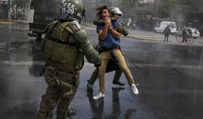 Aumentan a más de cinco mil los detenidos por represión policial a protestas en Chile