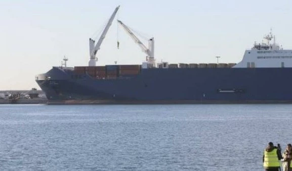 Barco saudita abandona puerto español en medio de protestas y sospechas.