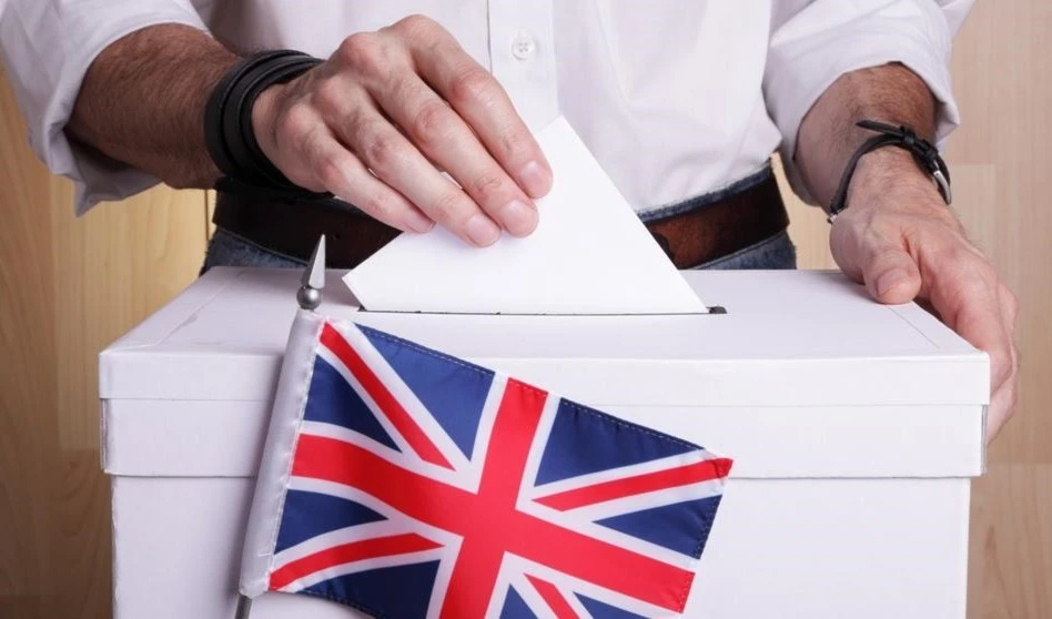 Británicos acuden a las urnas para elegir un nuevo parlamento.