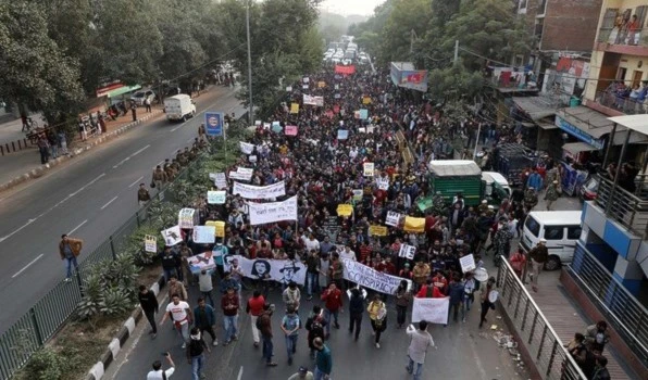 Crecen protestas en India por la ley de ciudadanía que excluye a musulmanes.