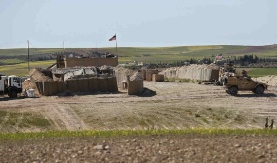 EE.UU. construye gran base militar en campo petrolero sirio.