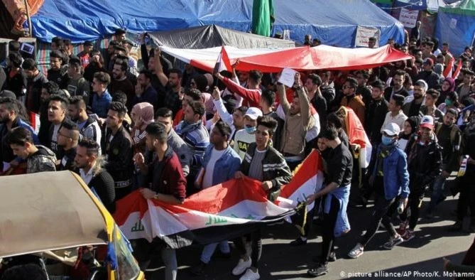 Muerte de activista iraquí vigoriza protestas antigubernamentales.