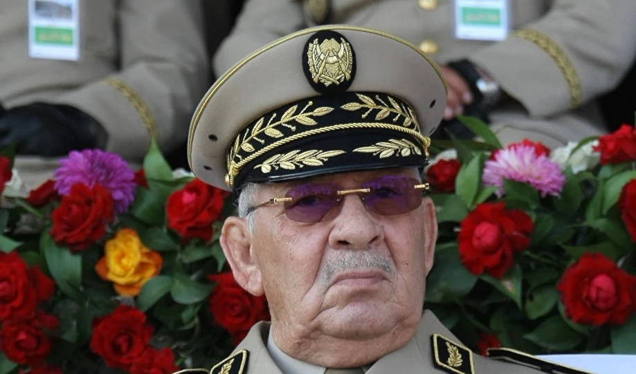 Argelinos expulsan a embajador francés de las exequias de Qaid Saleh.