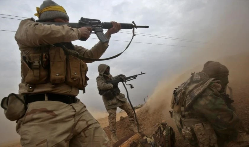 Combatientes de fuerzas populares iraquíes luchan contra terroristas de Daesh cerca de frontera con Siria. (Foto: AFP)