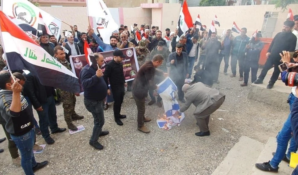 Manifestantes iraquíes denuncian agresión estadounidense.