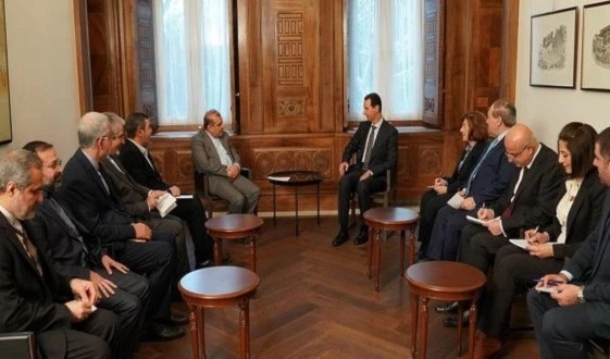 El presidente Bashar al-Assad, durante su reunión en Damasco con Ali Asghar Khaji, principal asistente del ministro de Exteriores de Irán para Asuntos Políticos Especiales.