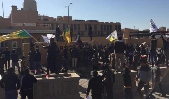 Manifestantes frente a la embajada de Estados Unidos en Bagdad.