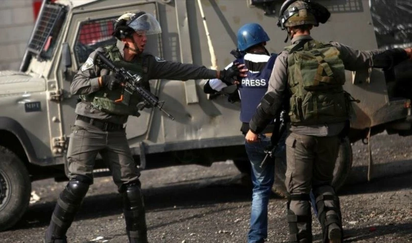 Régimen ocupante asalta sede de canal palestino y arresta a su personal.