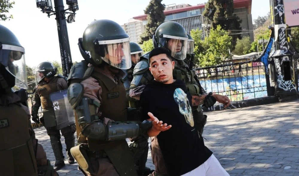 Carabineros en Chile reprimen fuertemente a los manifestantes. Carabineros en Chile reprimen fuertemente a los manifestantes.