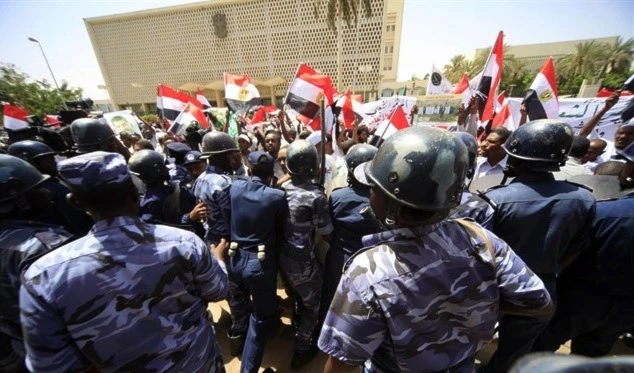 Policía sudanesa se enfrenta a manifestantes que quieren el derrocamiento de Al Bashir.