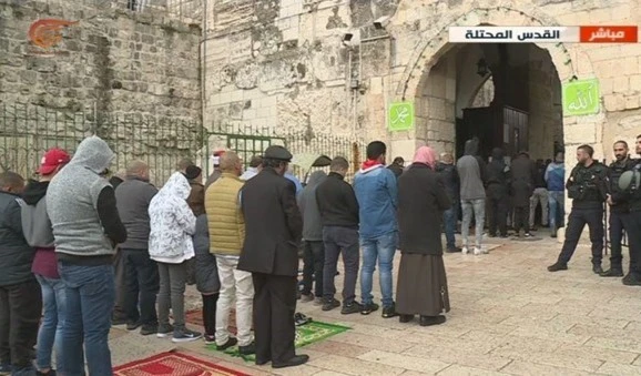 Jerosolimitanos se levantan para apoyar a Al-Aqsa y abren la muralla de Al Rahma y la ocupación arresta a docenas.