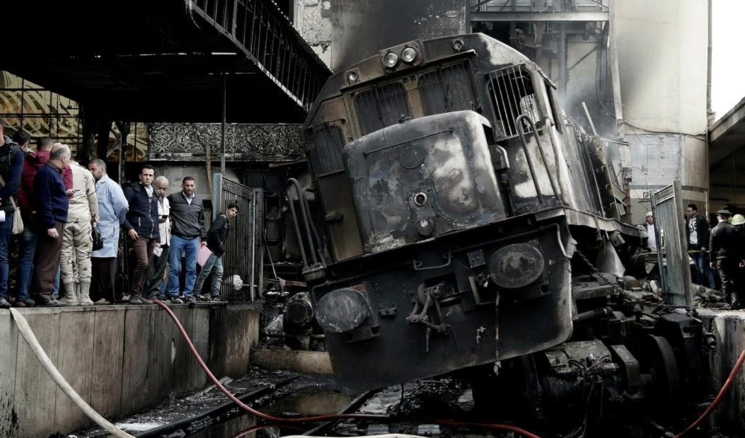 Tren accidentado en la estación ferroviaria de Ramsés, en El Cairo. Foto: AFP Tren accidentado en la estación ferroviaria de Ramsés, en El Cairo. Foto: AFP