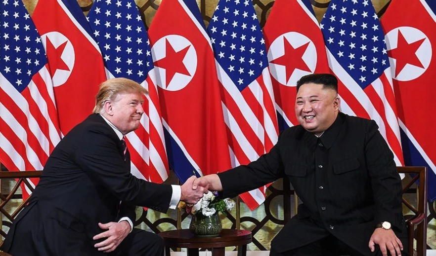 Apretón de manos da inicio a la Cumbre entre Trump y Kim en Hanoi, Vietnam.