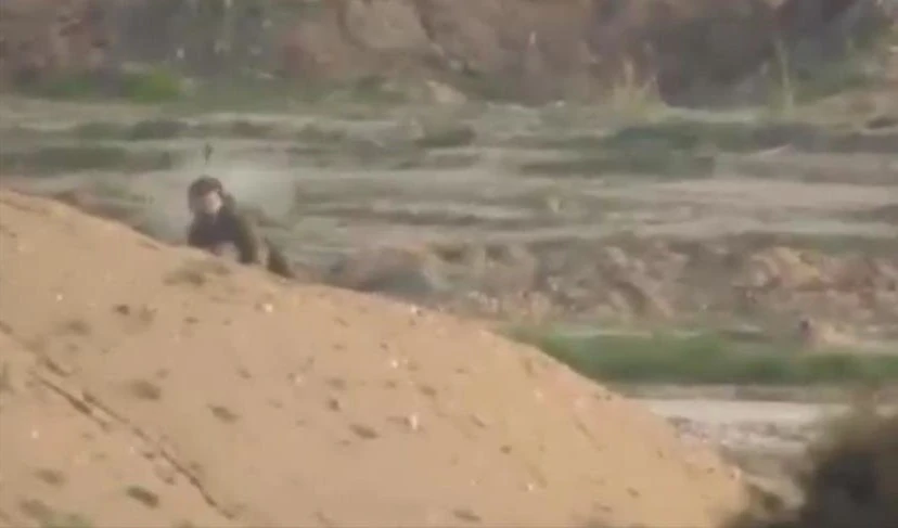 Francotirador de Al Quds dispara a la cabeza de un soldado israelí en Gaza. Francotirador de Al Quds dispara a la cabeza de un soldado israelí en Gaza.