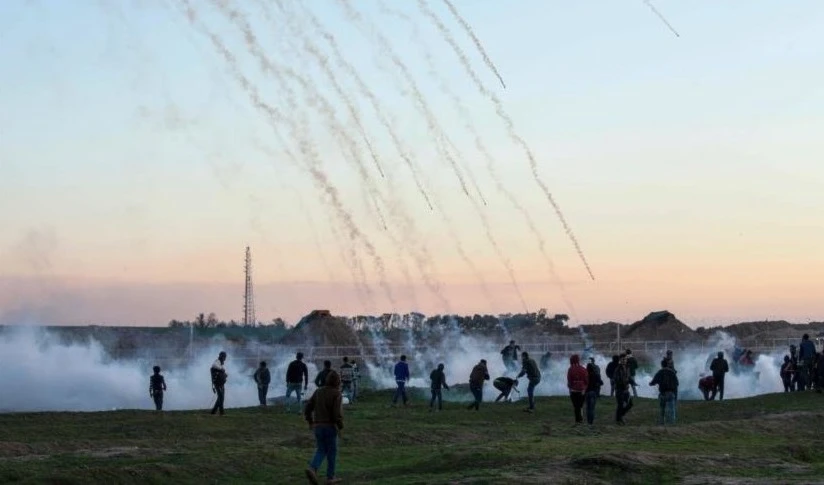 Fuerzas israelíes lanzan gases lacrimógenos contra los participantes en las Marchas del Retorno en Gaza.