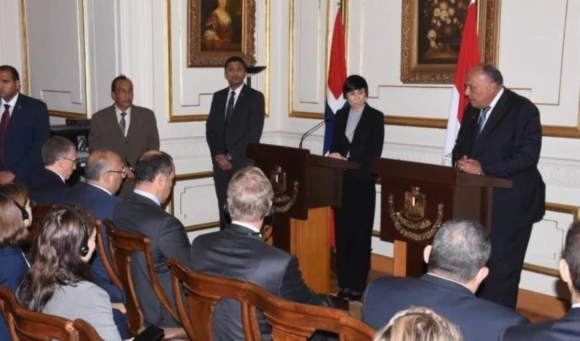 La canciller noruega, Ine Eriksen Soreide y su par egipcio, Sameh Shukri, en una conferencia de prensa conjunta en El Cairo.