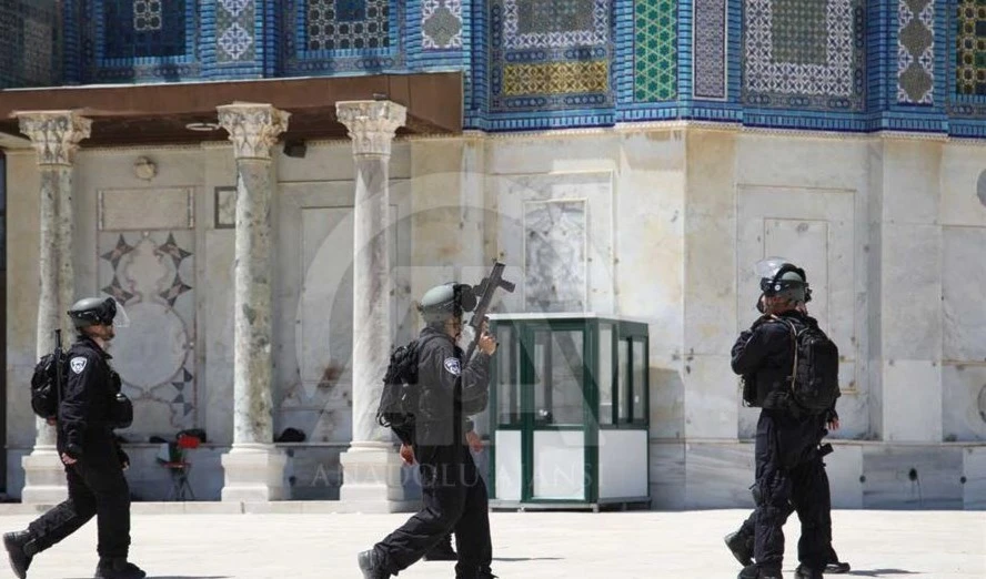 Fuerzas israelíes impiden a los palestinos entrar en la Mezquita Al-Aqsa, en la ciudad de Jerusalén.