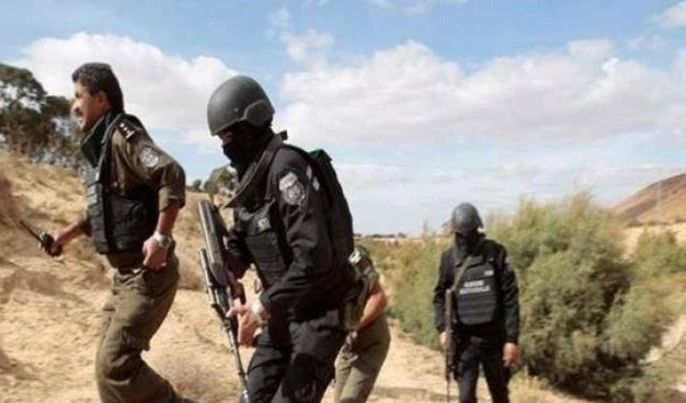 Fuerzas tunecinas matan a 3 efectivos de Daesh en la frontera con Argelia.