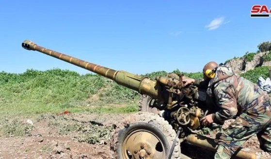 Ejército sirio destruye posiciones terroristas de Daesh en Sweida.