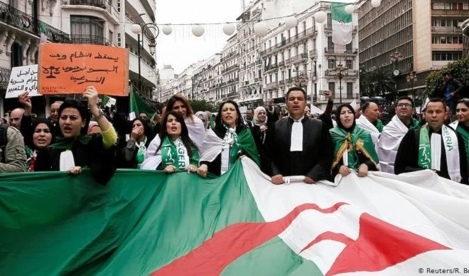 Por sexto viernes consecutivos los argelinos exigen renuncia de Bouteflika.