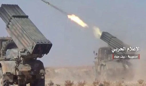 De acuerdo con una fuente militar, el Ejército sirio respondió a los grupos armados con fuego de artillería y cohetes.