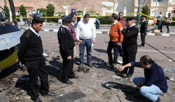 Atentado terrorista deja muertos y heridos en la ciudad egipcia de Sheikh Zwaid.