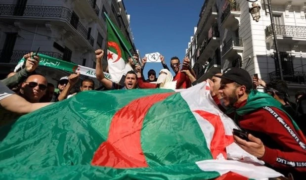 Argelinos rechazan la asunción de líderes de la era de Bouteflika en la fase de transición.