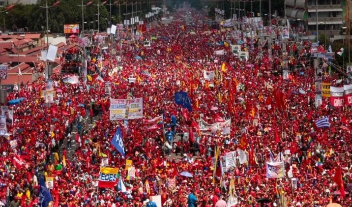 Revolucionarios venezolanos marchan por la paz y contra las agresiones golpistas.