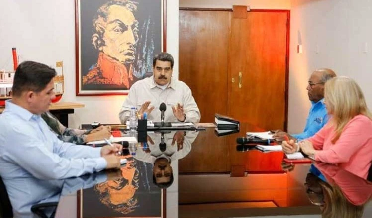 Maduro llama a defender la paz y la soberanía del país ante los ataques eléctricos del enemigo. 