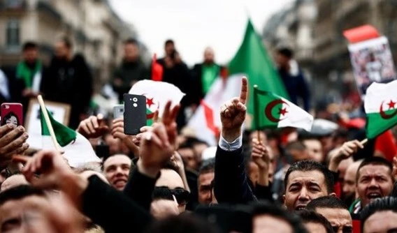 Argelinos retoman las calles del país para exigir cambio radical del sistema gobernante. Argelinos retoman las calles del país para exigir cambio radical del sistema gobernante.