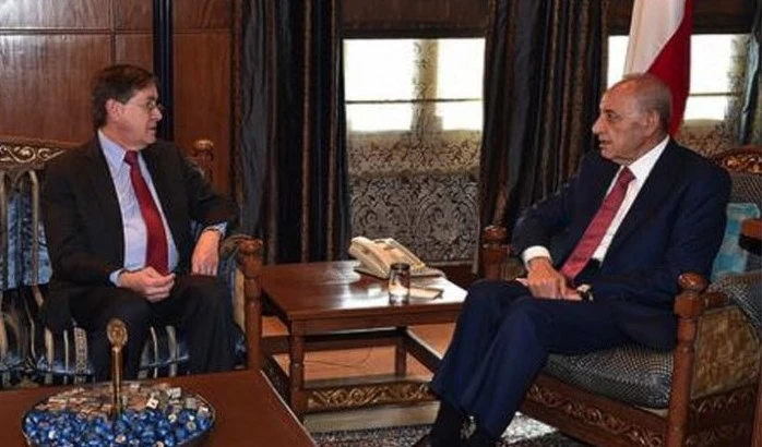 El presidente del Parlamento libanés, Nabih Berri (derecha), recibe al subsecretario norteamericano de Estado para Medio Oriente, David Satterfield.
