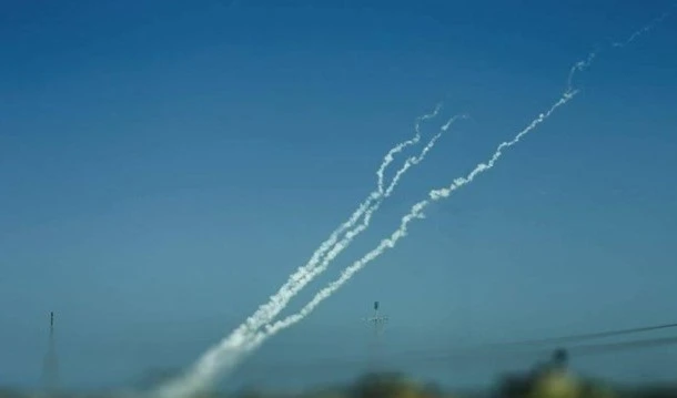 Facciones de la resistencia palestina lanzan cohetes contra asentamientos alrededor de Gaza.