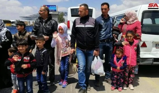 Nuevo grupo de desplazados sirios regresa de Jordania.