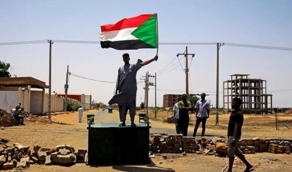 Grupo opositor sudanés acusa a la junta militar de fomentar el caos y atacar a los ciudadanos.