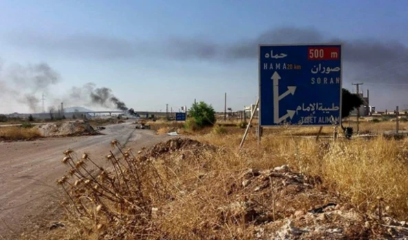 Al Qaeda lanza primer ataque contra posiciones sirias tras unirse a la sala de operaciones turcas en Hama.