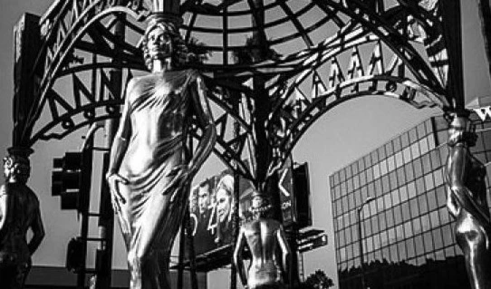 Las cuatro esculturas que soportaban la estatua de Marilyn Monroe.